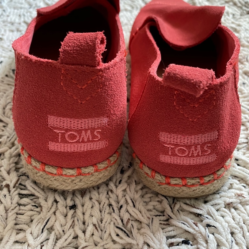 TOMS -hibiscus suede - never worn - Picture 2 of 5